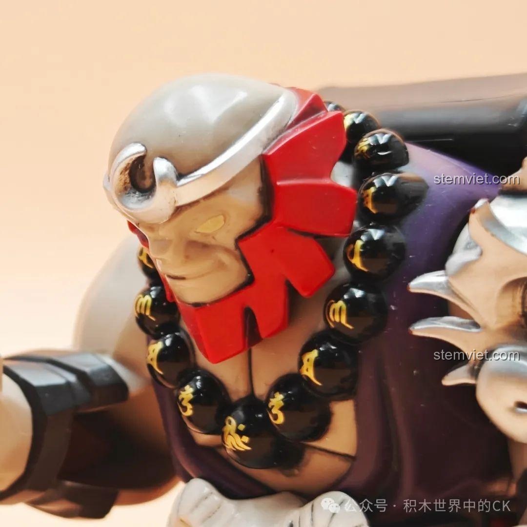 Cận cảnh khuôn mặt Sa Ngộ Tịnh Kuzao Tây Du Ký Đại Nhân Tử từ góc nghiêng, cho thấy chi tiết mũ và râu.