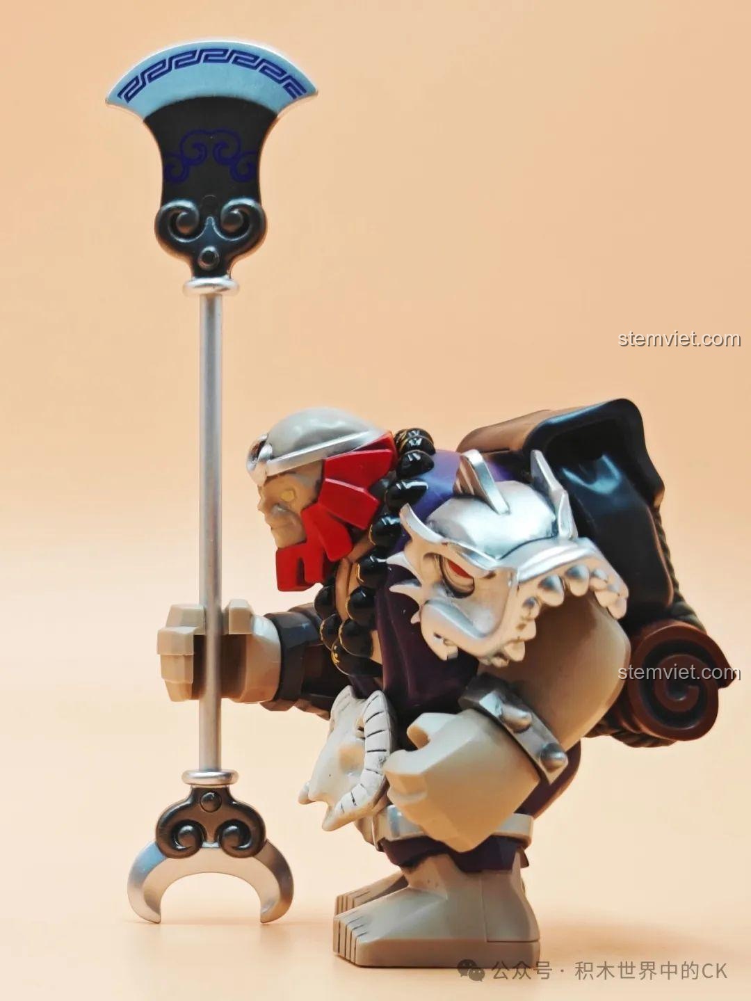 Mô hình Sa Ngộ Tịnh Kuzao Tây Du Ký Đại Nhân Tử nhìn từ góc nghiêng, cho thấy chi tiết giáp vai và chiếc trượng.