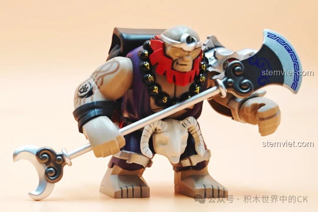 Mô hình Sa Ngộ Tịnh Kuzao Tây Du Ký Đại Nhân Tử trong tư thế cầm trượng nghiêng, thể hiện sự mạnh mẽ.