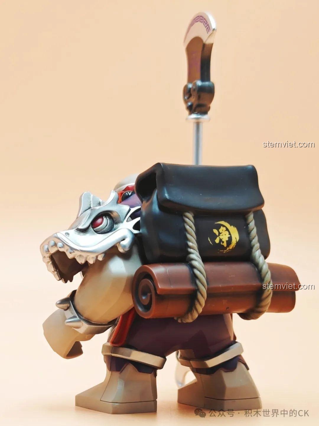 Mô hình Sa Ngộ Tịnh Kuzao Tây Du Ký Đại Nhân Tử nhìn từ phía sau, nổi bật chiếc ba lô và cuộn chiếu.