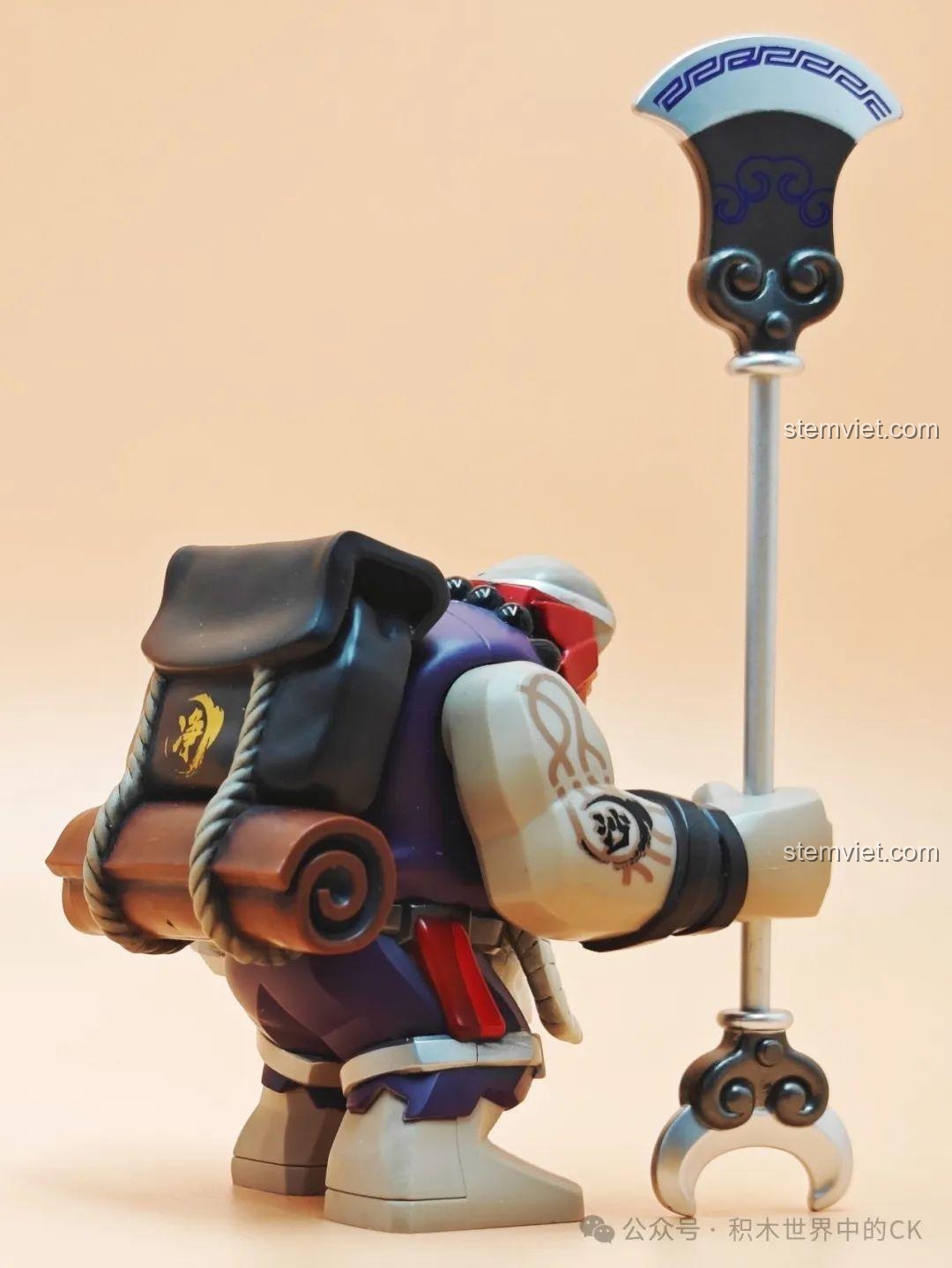 Cận cảnh tay cầm trượng của mô hình Sa Ngộ Tịnh Kuzao Tây Du Ký Đại Nhân Tử, thể hiện chi tiết họa tiết trên cánh tay.