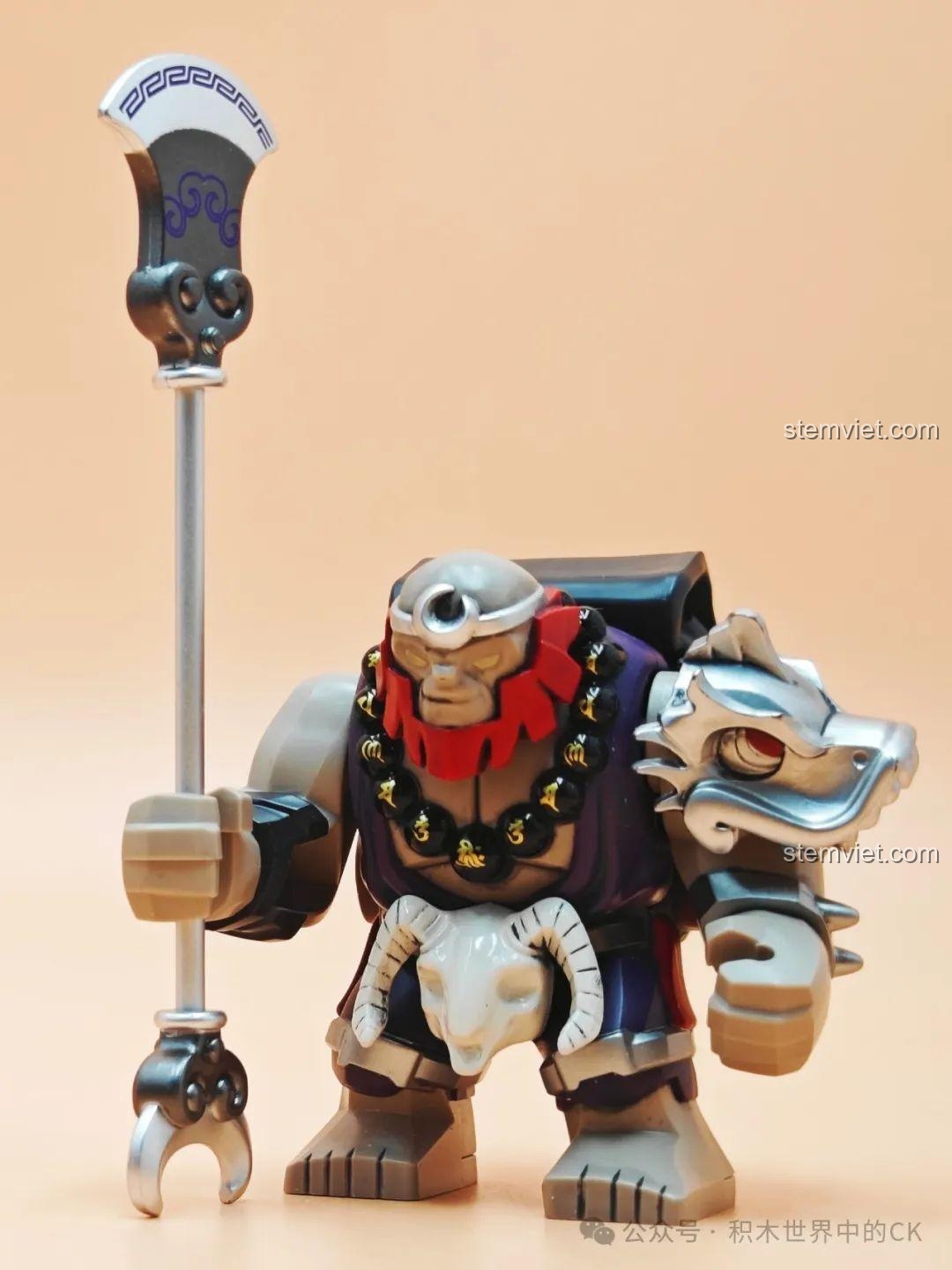 Mô hình Sa Ngộ Tịnh Kuzao Tây Du Ký Đại Nhân Tử đứng thẳng, cầm trượng Giáng Yêu, thể hiện chi tiết trang phục và vũ khí.