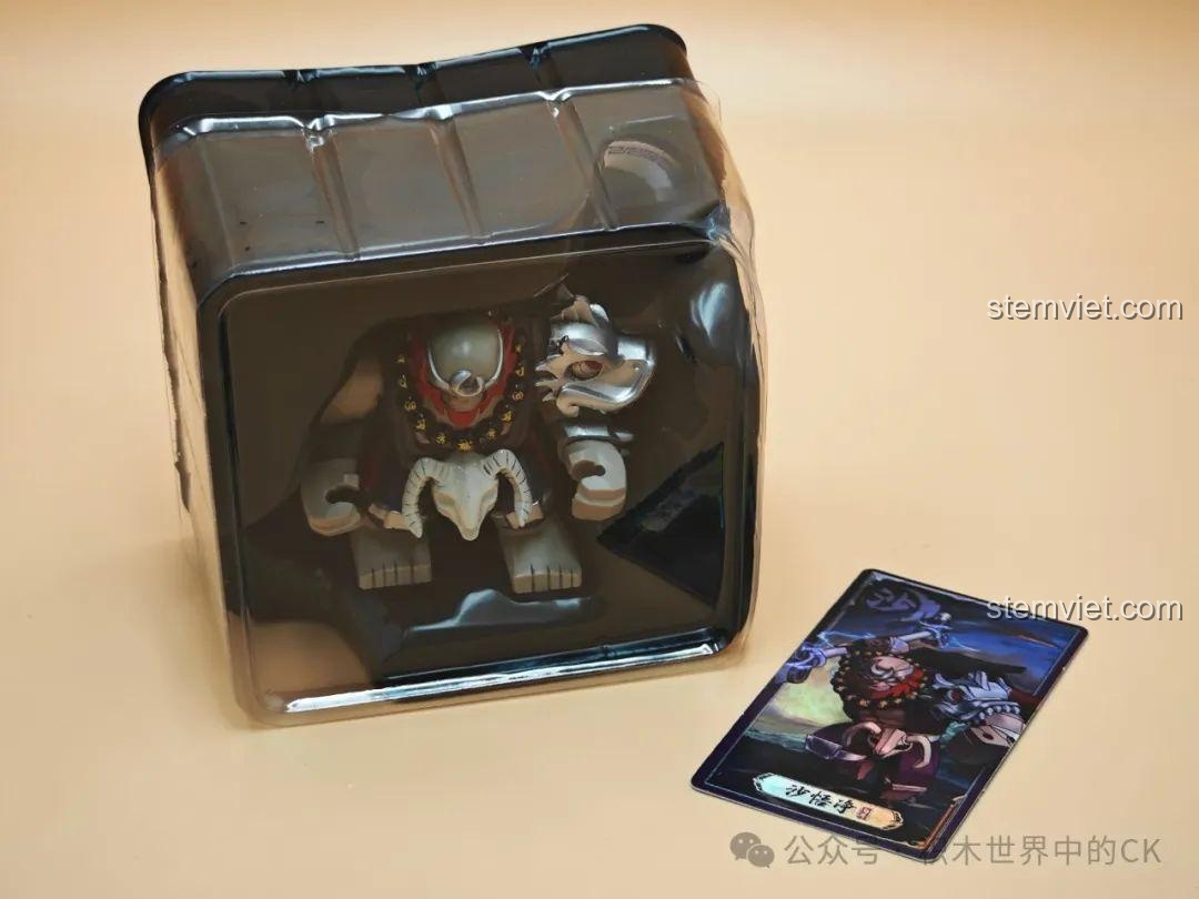 Mô hình Sa Ngộ Tịnh Kuzao Tây Du Ký Đại Nhân Tử trong khay nhựa bảo vệ cùng thẻ bài nhân vật, sẵn sàng để trưng bày.