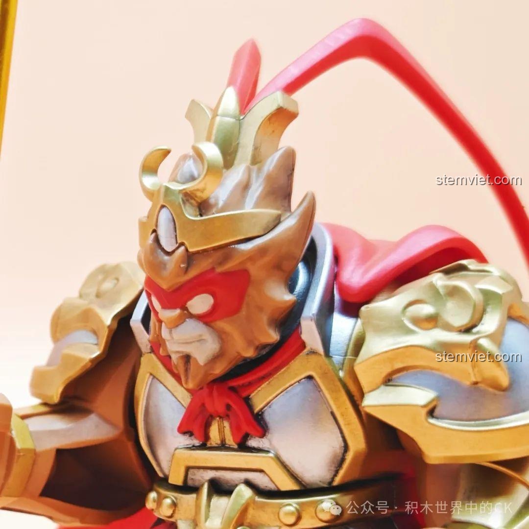 Cận cảnh chi tiết gậy Như Ý của mô hình Tôn Ngộ Không Kuzao Tây Du Ký Đại Nhân Tử, với các họa tiết chạm khắc tinh xảo.