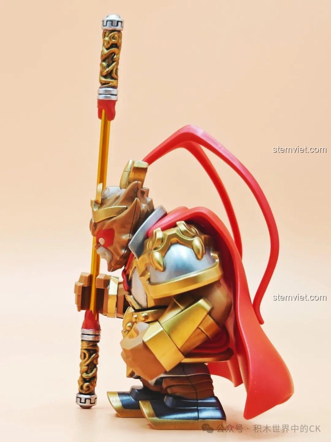 Mô hình Tôn Ngộ Không Kuzao Tây Du Ký Đại Nhân Tử nhìn từ góc nghiêng, cho thấy chi tiết áo choàng và gậy Như Ý.