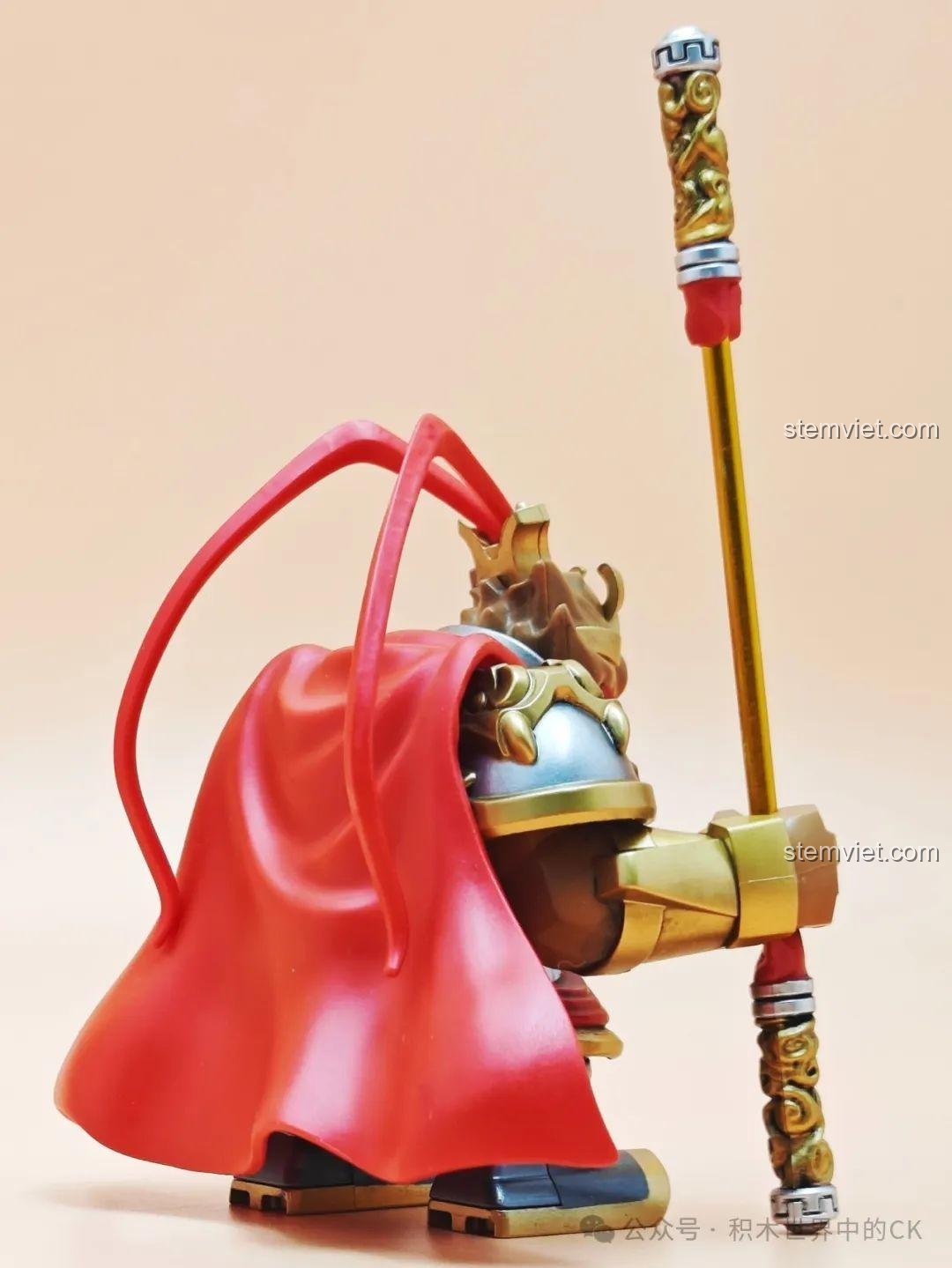 Mô hình Tôn Ngộ Không Kuzao Tây Du Ký Đại Nhân Tử trong tư thế cầm gậy Như Ý, sẵn sàng chiến đấu.
