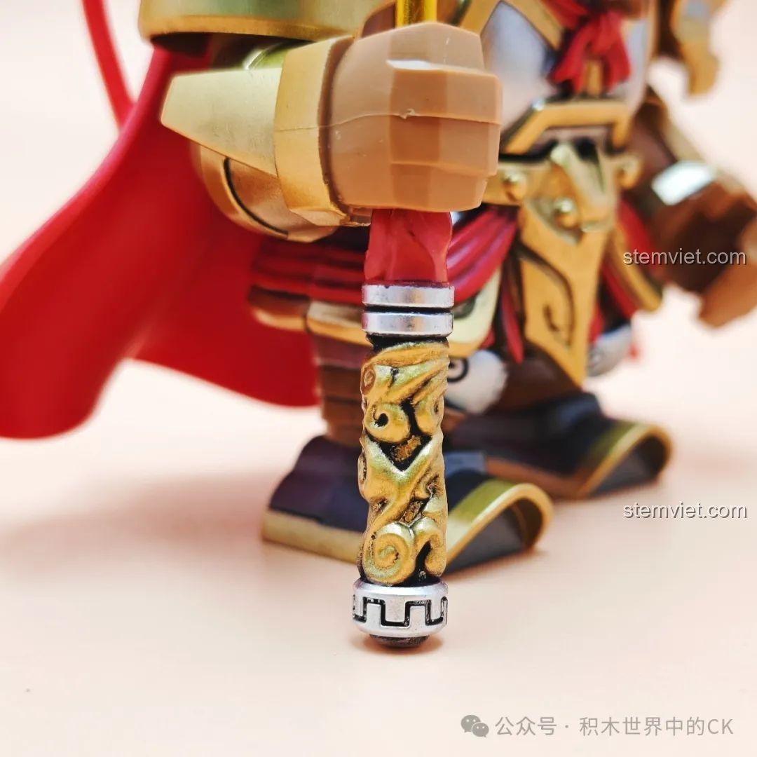 Mô hình Tôn Ngộ Không Kuzao Tây Du Ký Đại Nhân Tử trong tư thế cầm gậy ngang vai, thể hiện sự mạnh mẽ và linh hoạt.