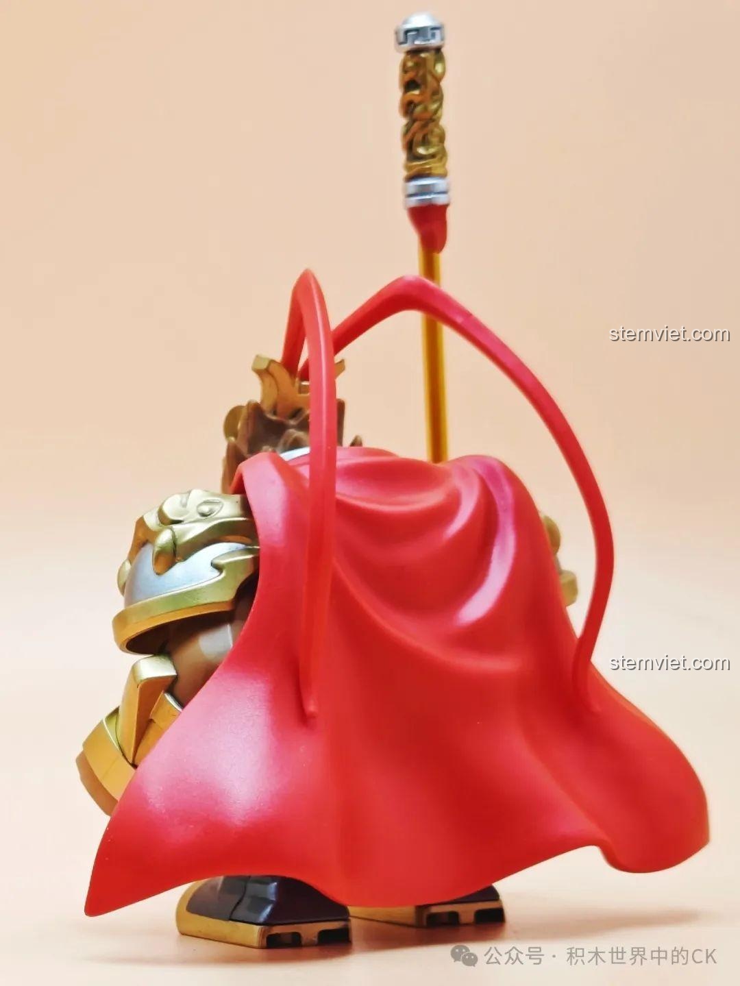 Mô hình Tôn Ngộ Không Kuzao Tây Du Ký Đại Nhân Tử nhìn từ phía sau, nổi bật áo choàng và chi tiết giáp.