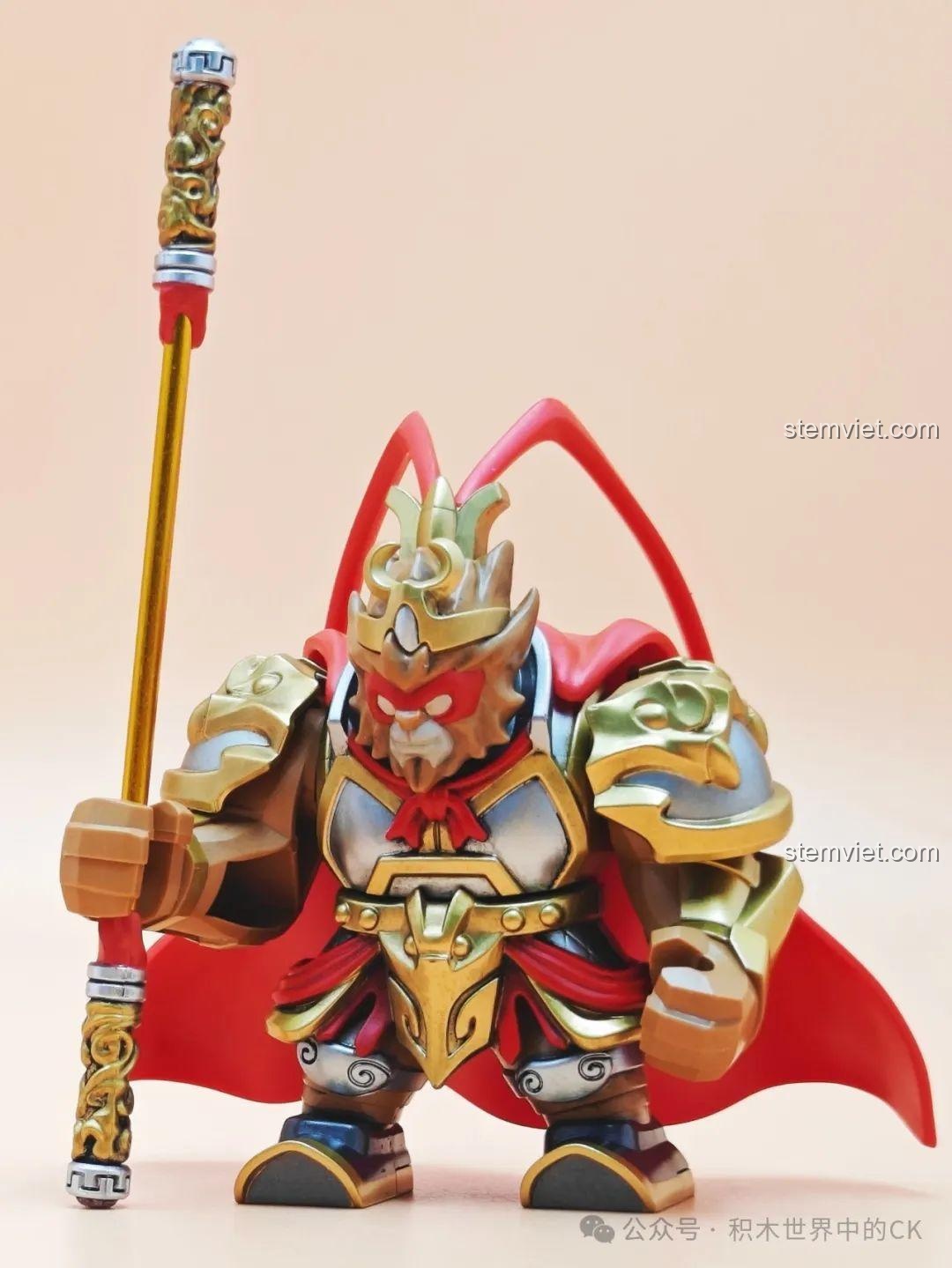 Mô hình Tôn Ngộ Không Kuzao Tây Du Ký Đại Nhân Tử đứng thẳng, cầm gậy Như Ý, thể hiện sự oai phong lẫm liệt.