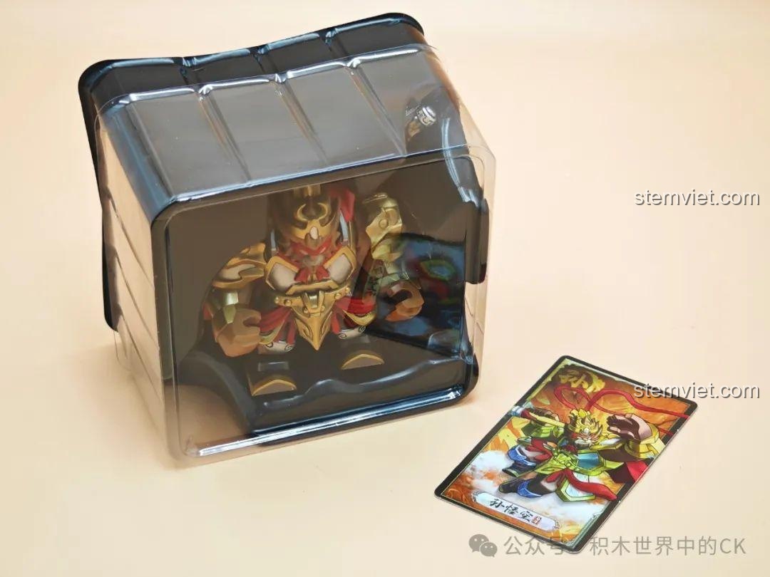 Mô hình Tôn Ngộ Không Kuzao Tây Du Ký Đại Nhân Tử trong khay nhựa bảo vệ cùng thẻ bài nhân vật, sẵn sàng để trưng bày.
