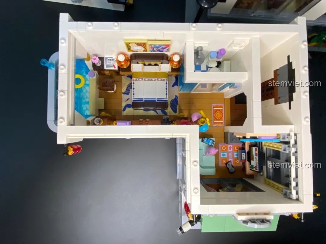 Ánh sáng vàng ấm áp từ đèn LED xuyên qua cửa sổ của mô hình lắp ghép Keeppley K18002 Phố Cổ Trung Hoa, tạo không khí ấm cúng.