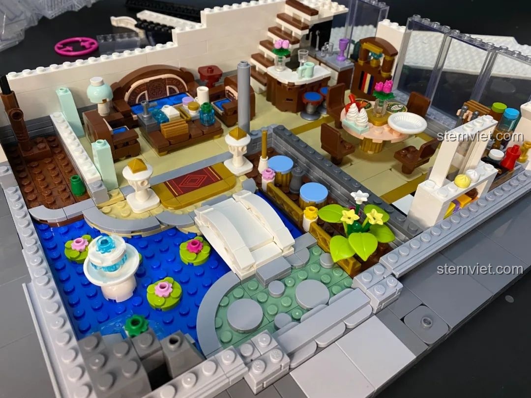 Chi tiết ao cá nhỏ của bộ lắp ghép Keeppley K18002 Phố Cổ Trung Hoa, với cầu, lá sen và đài phun nước, tạo cảnh quan đẹp mắt.