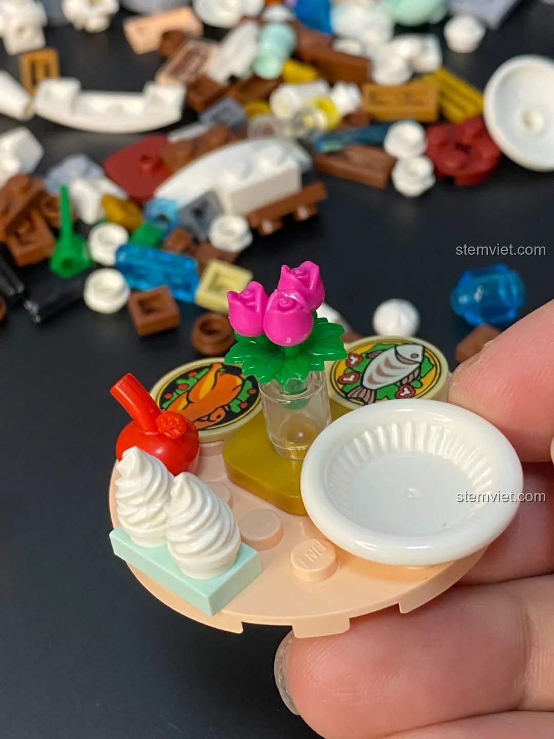 Bàn ăn với ba bông hồng trong phòng ăn của bộ lắp ghép Keeppley K18002 Phố Cổ Trung Hoa, thể hiện sự chú ý đến chi tiết nội thất.