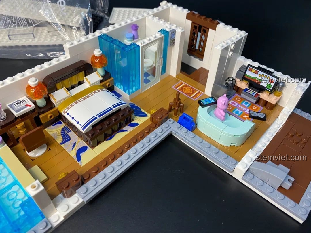 Ban công tầng hai của bộ lắp ghép Keeppley K18002 Phố Cổ Trung Hoa, với kính thiên văn và ghế lười, tạo không gian thư giãn.