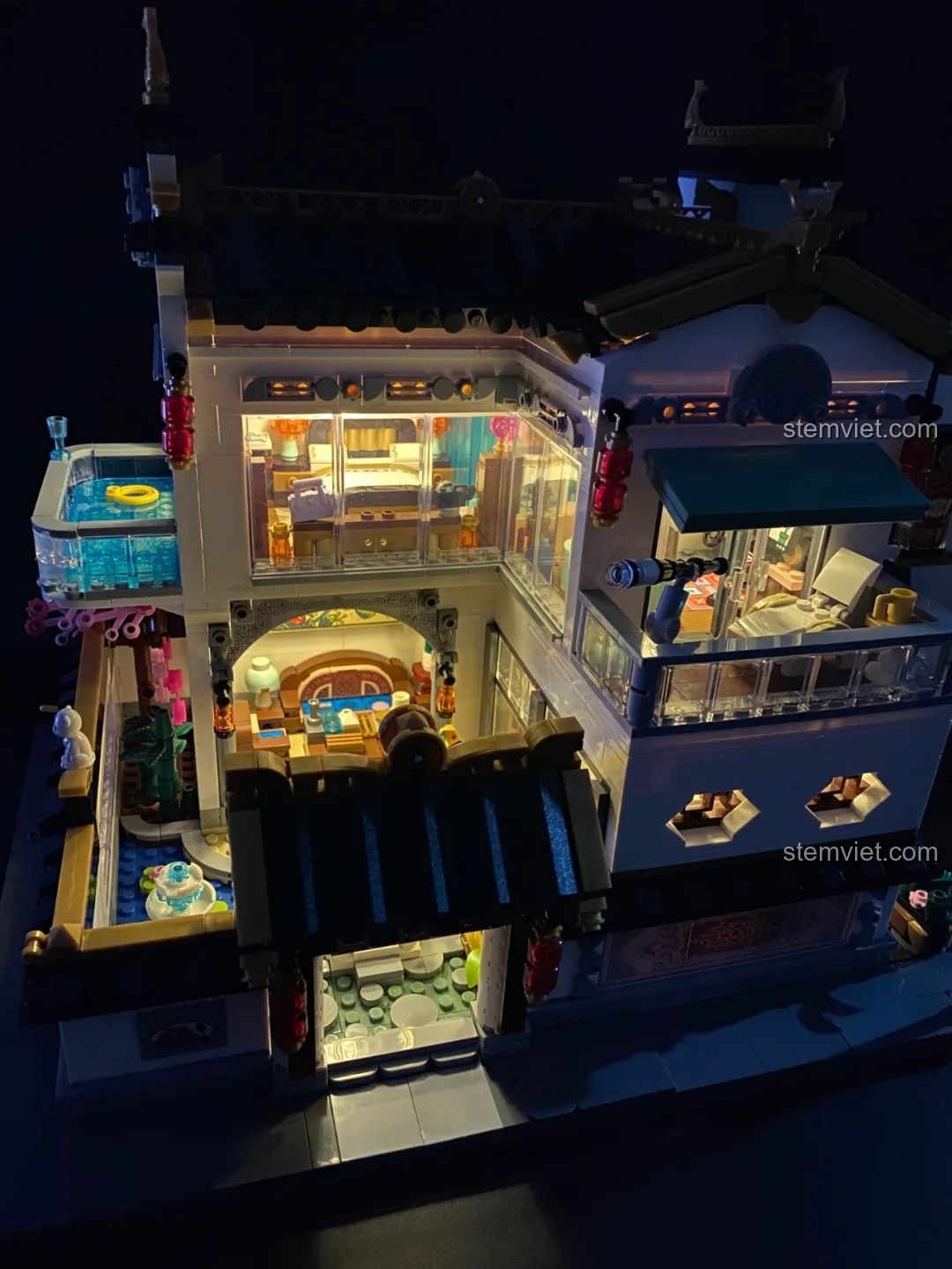 Ban công tầng hai của mô hình lắp ghép Keeppley K18002 Phố Cổ Trung Hoa trong đêm, với kính thiên văn và ánh sáng nội thất.