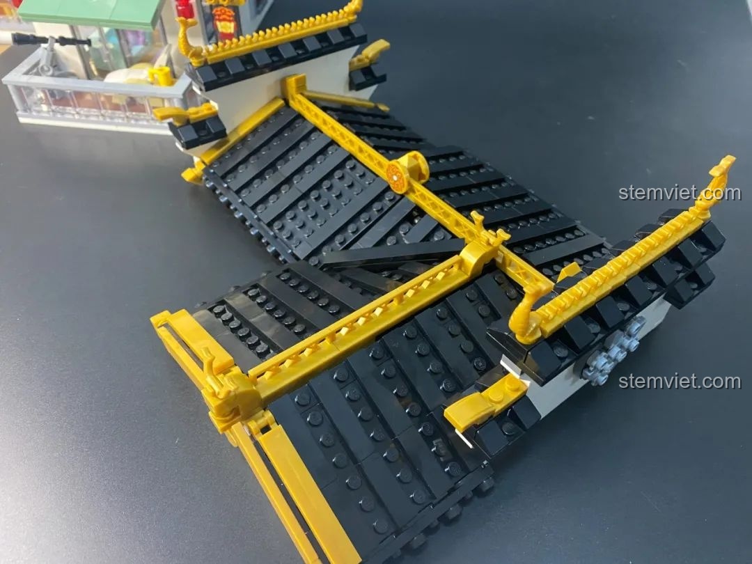 Ban công tầng hai của mô hình lắp ghép Keeppley K18002 Phố Cổ Trung Hoa, với không gian thư giãn và ngắm cảnh.