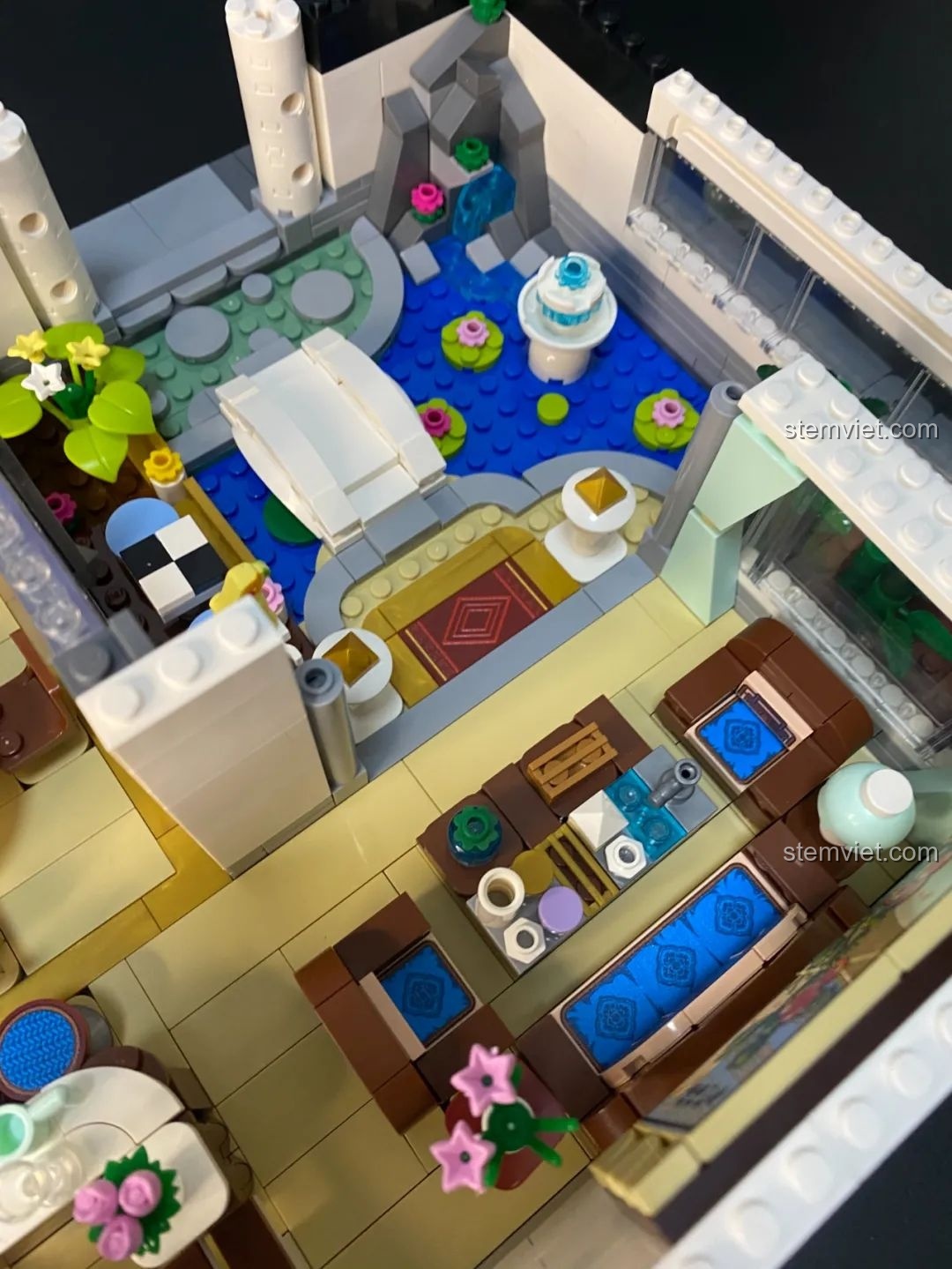 Cây hoa anh đào đã hoàn thành trên ban công của bộ lắp ghép Keeppley K18002 Phố Cổ Trung Hoa, tạo điểm nhấn màu sắc.