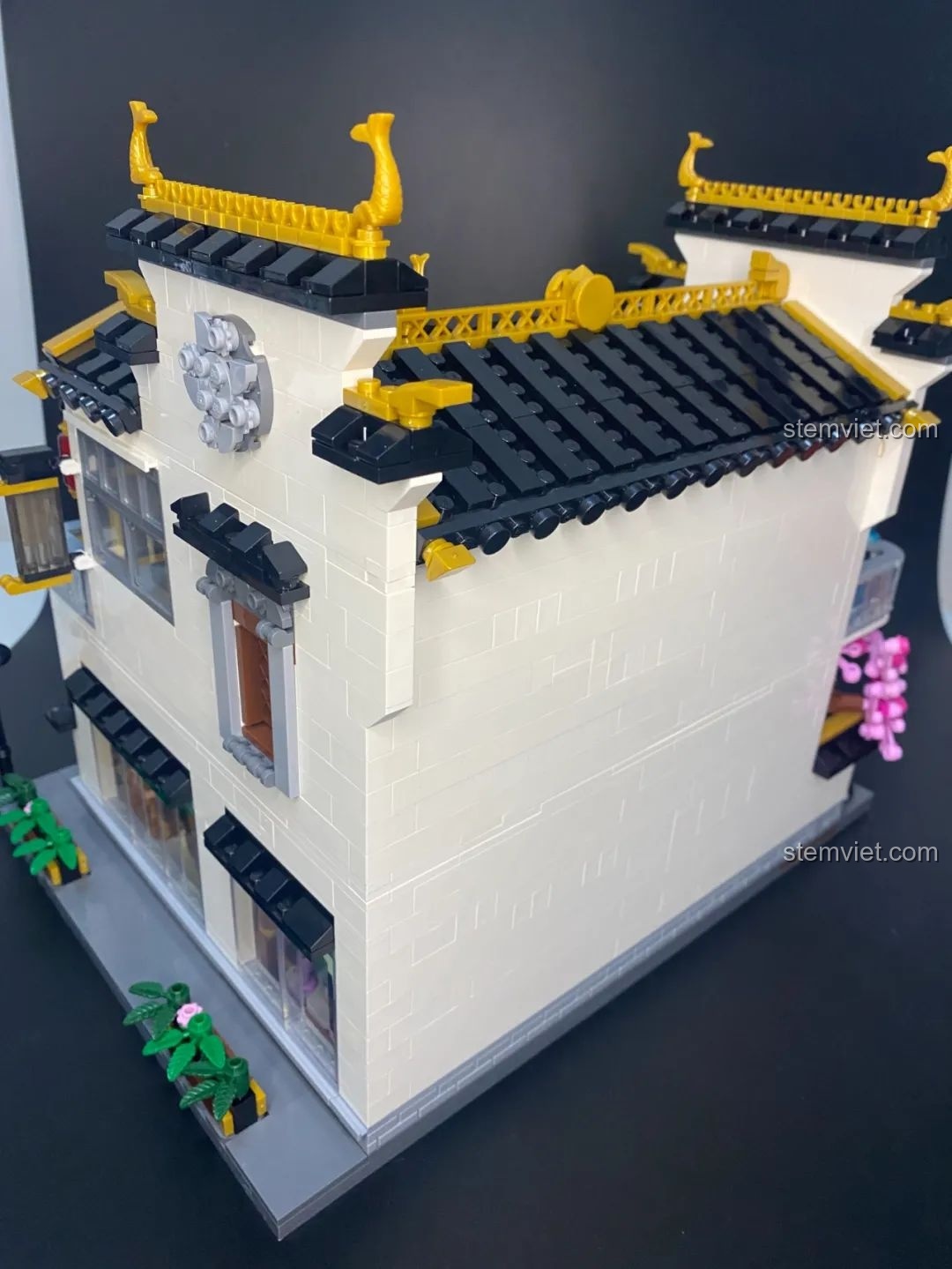 Cổng chính của mô hình lắp ghép Keeppley K18002 Phố Cổ Trung Hoa, dẫn vào khu vườn và sảnh tiếp khách.