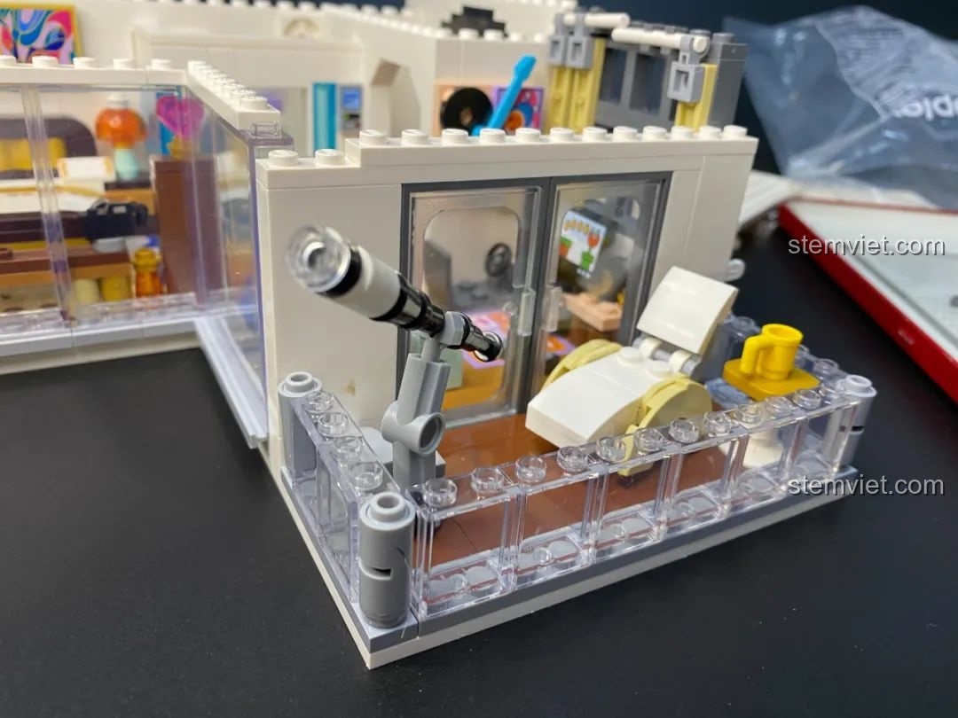 Đèn LED của bộ lắp ghép Keeppley K18002 Phố Cổ Trung Hoa phát sáng, tạo hiệu ứng ánh sáng ấm áp và lung linh cho mô hình.