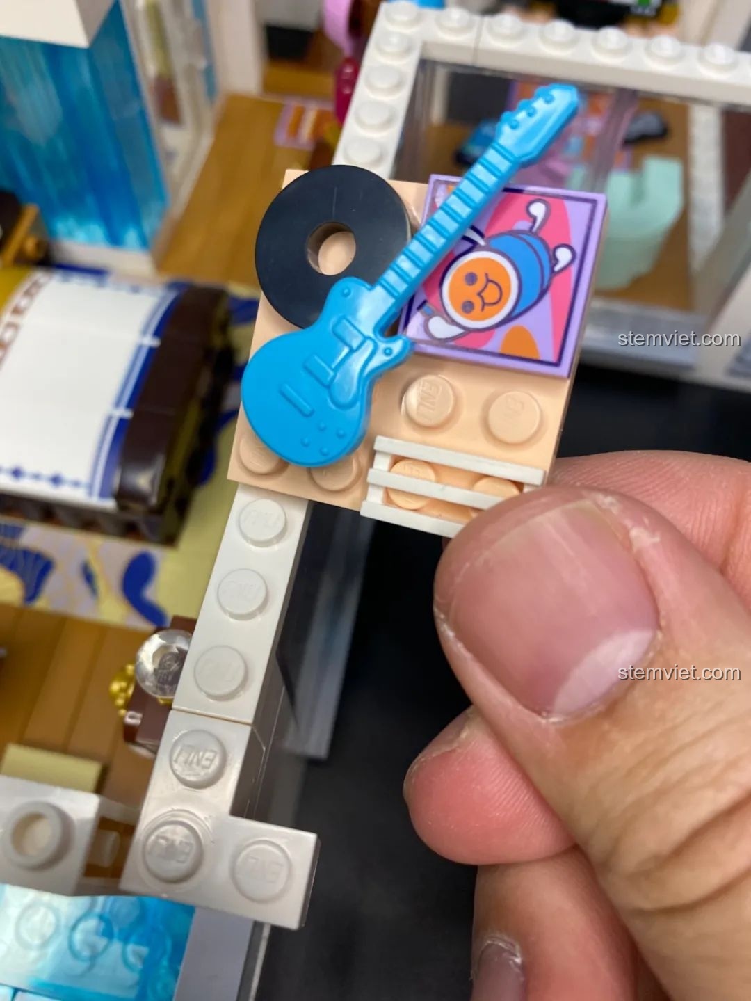 Viên gạch đèn LED tích hợp pin của bộ lắp ghép Keeppley K18002 Phố Cổ Trung Hoa, một tính năng độc đáo tạo hiệu ứng ánh sáng.