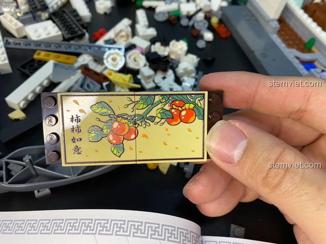 Viên gạch in đặc biệt với chữ 'Sự sự như ý' trong bộ lắp ghép Keeppley K18002 Phố Cổ Trung Hoa, mang ý nghĩa may mắn.