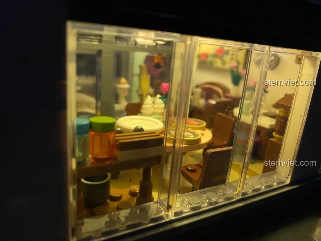 Góc nhìn từ ban công tầng hai của mô hình lắp ghép Keeppley K18002 Phố Cổ Trung Hoa trong đêm, thấy rõ khu vui chơi và phòng tắm.