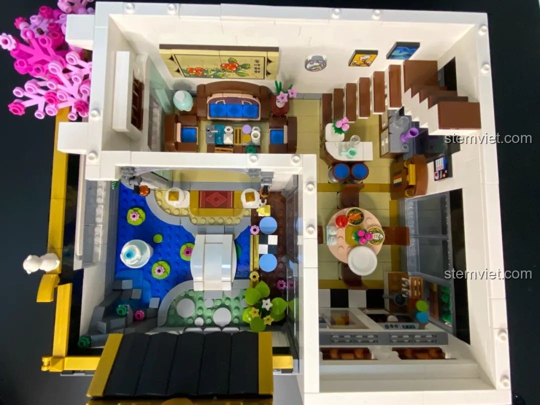 Góc nhìn từ cửa kính tầng hai của mô hình lắp ghép Keeppley K18002 Phố Cổ Trung Hoa, thấy rõ khu vui chơi và phòng tắm.