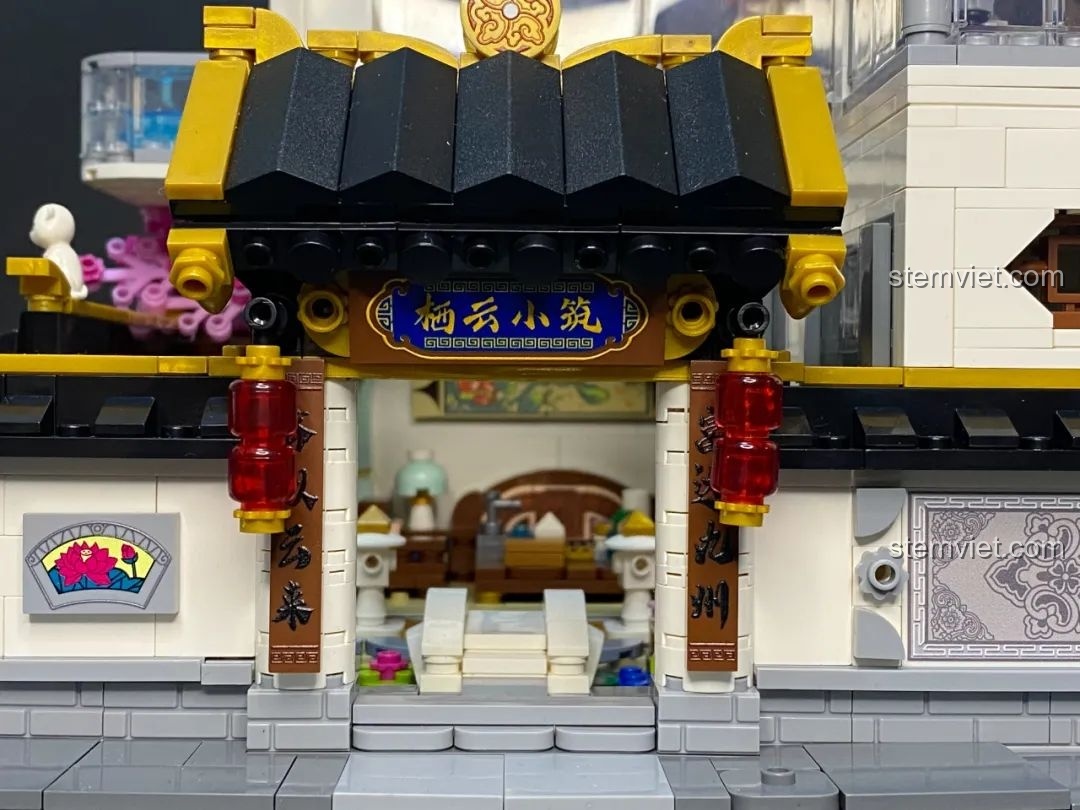 Góc phòng ăn của mô hình lắp ghép Keeppley K18002 Phố Cổ Trung Hoa, với bếp nhỏ, tủ lạnh và bàn ăn.