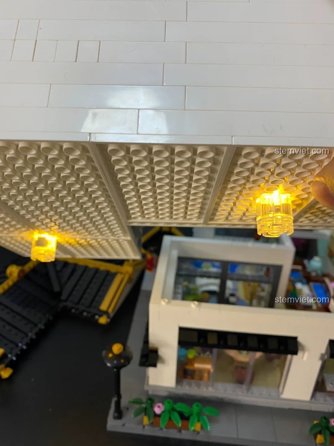 Hiệu ứng ánh sáng đêm tuyệt đẹp của mô hình lắp ghép Keeppley K18002 Phố Cổ Trung Hoa, làm nổi bật từng chi tiết nội thất.