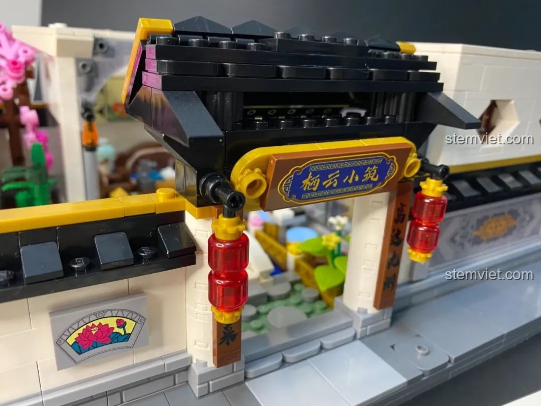 Hồ bơi vô cực mini trên tầng hai của bộ lắp ghép Keeppley K18002 Phố Cổ Trung Hoa, một chi tiết hiện đại và độc đáo.