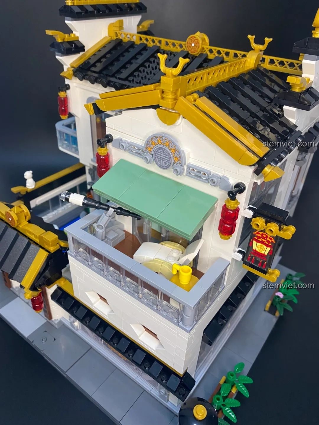 Khu vườn với ao cá, hòn non bộ và cầu trong mô hình lắp ghép Keeppley K18002 Phố Cổ Trung Hoa, tạo cảnh quan thiên nhiên.