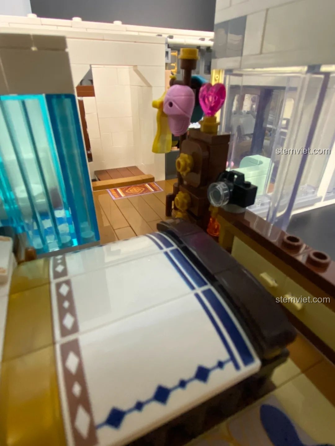 Lắp đặt đèn LED vào trần nhà của mô hình lắp ghép Keeppley K18002 Phố Cổ Trung Hoa, chuẩn bị cho hiệu ứng ánh sáng đêm.