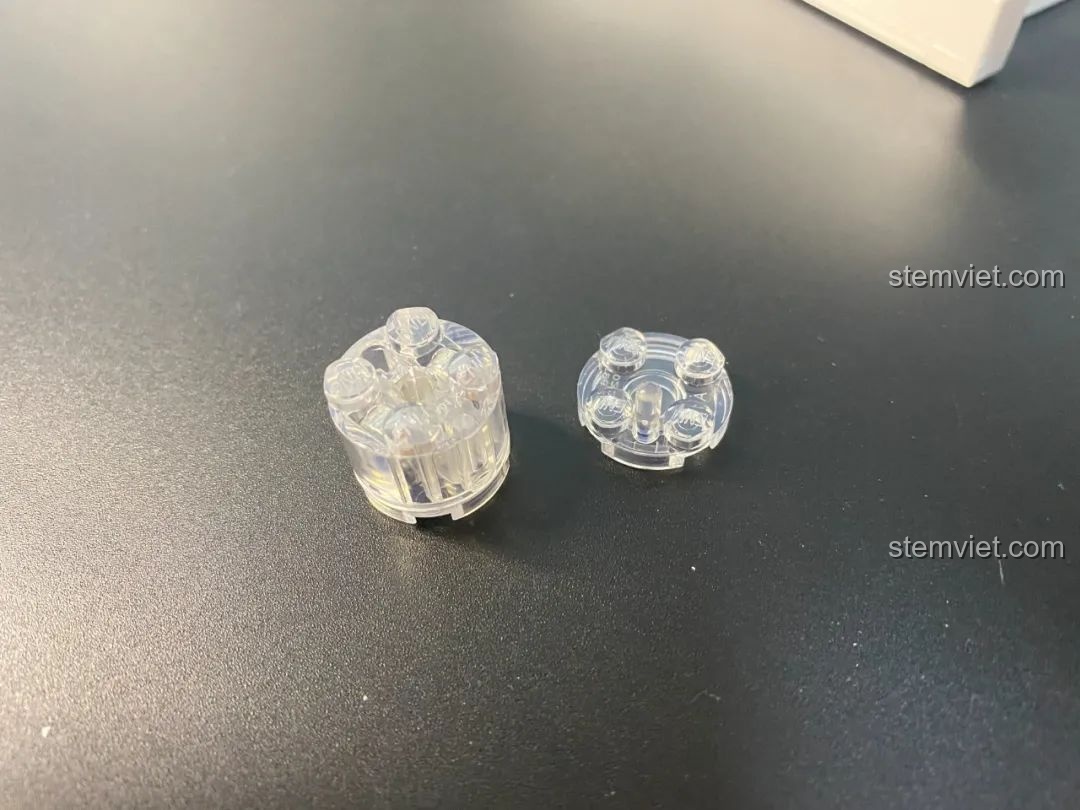 Mái nhà của bộ lắp ghép Keeppley K18002 Phố Cổ Trung Hoa đã hoàn thiện, với thiết kế cong và các chi tiết trang trí tinh xảo.