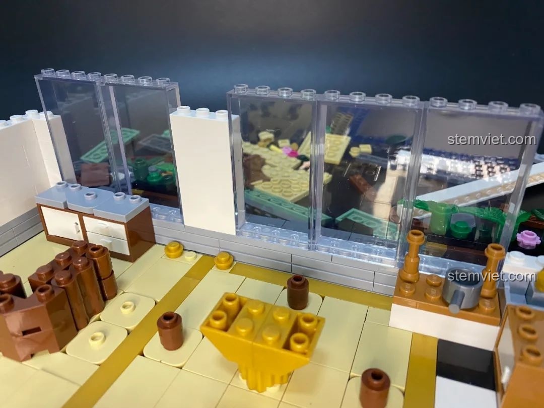 Các mảnh ghép trong suốt của bộ Keeppley K18002 Phố Cổ Trung Hoa khi được ghép lại vẫn giữ độ trong vắt, tạo hiệu ứng cửa kính chân thực.