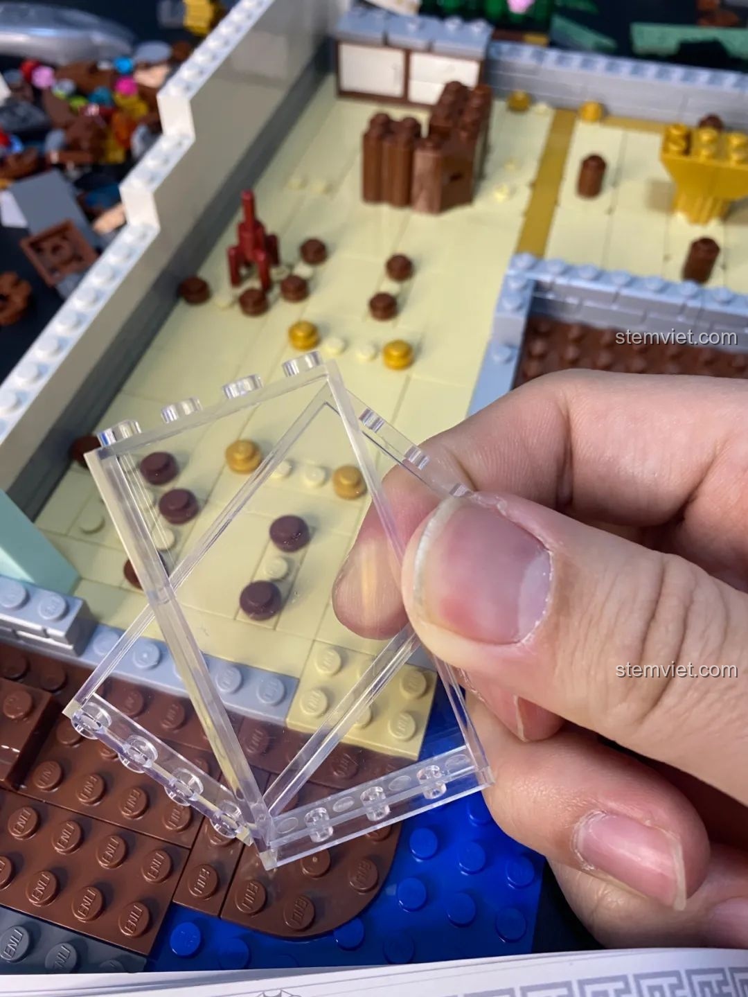 Kiểm tra các mảnh ghép trong suốt của bộ lắp ghép Keeppley K18002 Phố Cổ Trung Hoa, được đóng gói cẩn thận để tránh trầy xước.