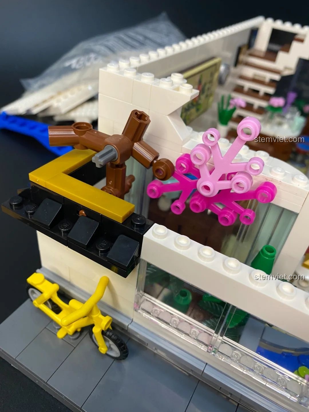 Mặt tiền của bộ lắp ghép Keeppley K18002 Phố Cổ Trung Hoa đã hoàn thành, với biển hiệu và đèn lồng đỏ đặc trưng.