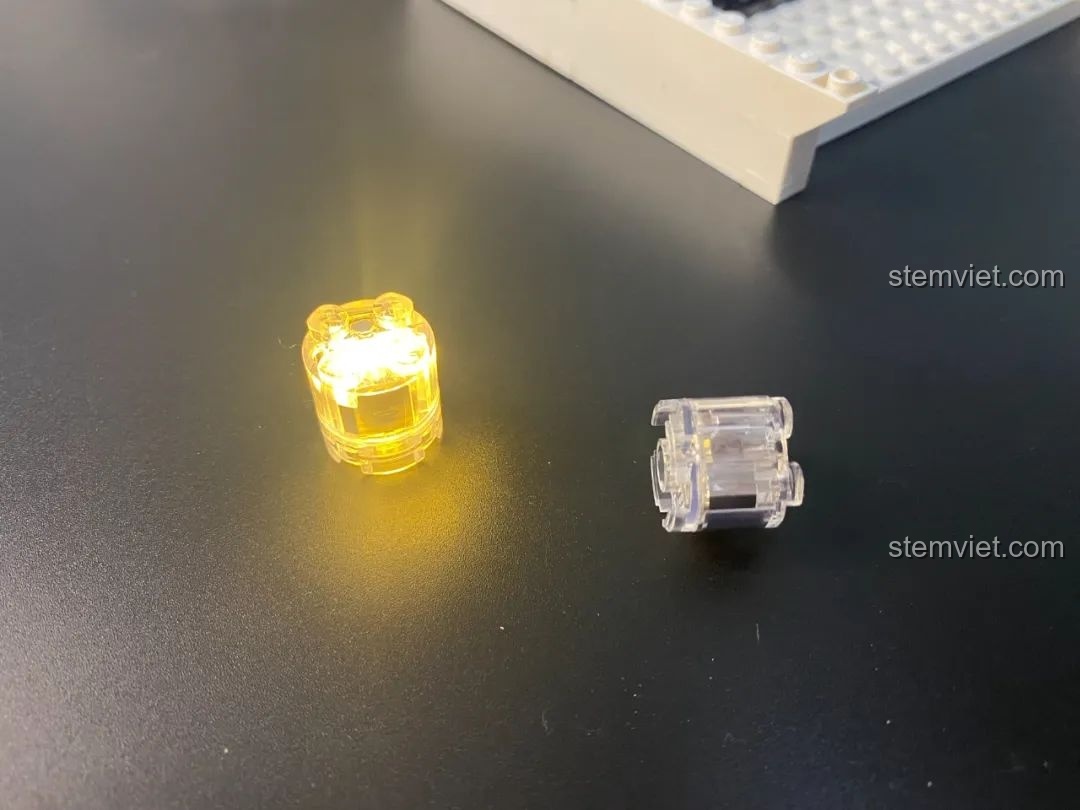 Toàn cảnh mặt trước của mô hình lắp ghép Keeppley K18002 Phố Cổ Trung Hoa đã hoàn thành, với cổng vào và sân vườn.