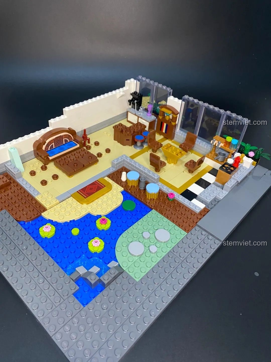 Phần nền của bộ lắp ghép Keeppley K18002 Phố Cổ Trung Hoa đã hoàn thành, bao gồm ao cá, ban công và các phòng tầng một.