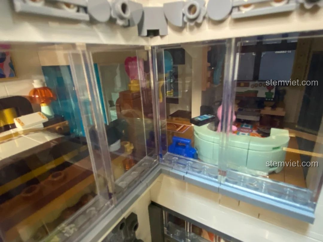 Mô hình lắp ghép Keeppley K18002 Phố Cổ Trung Hoa bừng sáng với đèn LED, tạo hiệu ứng ánh sáng ấm áp và huyền ảo.