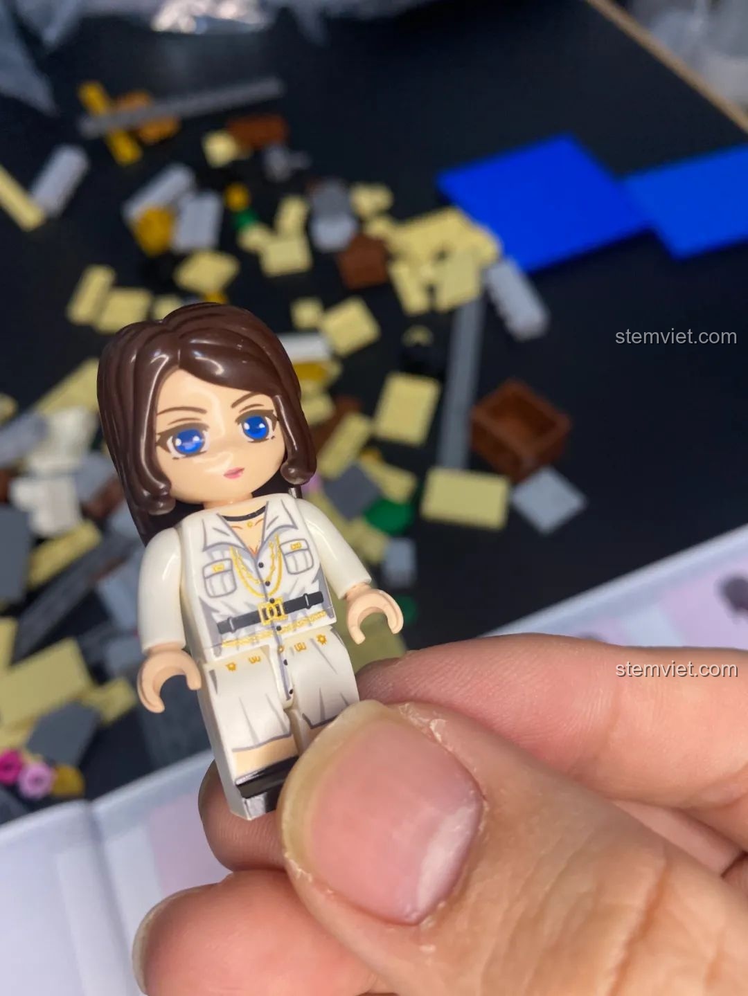 Cận cảnh thiết kế đầu nhân vật mini của bộ lắp ghép Keeppley K18002 Phố Cổ Trung Hoa, với khuôn mặt bầu bĩnh và chi tiết.