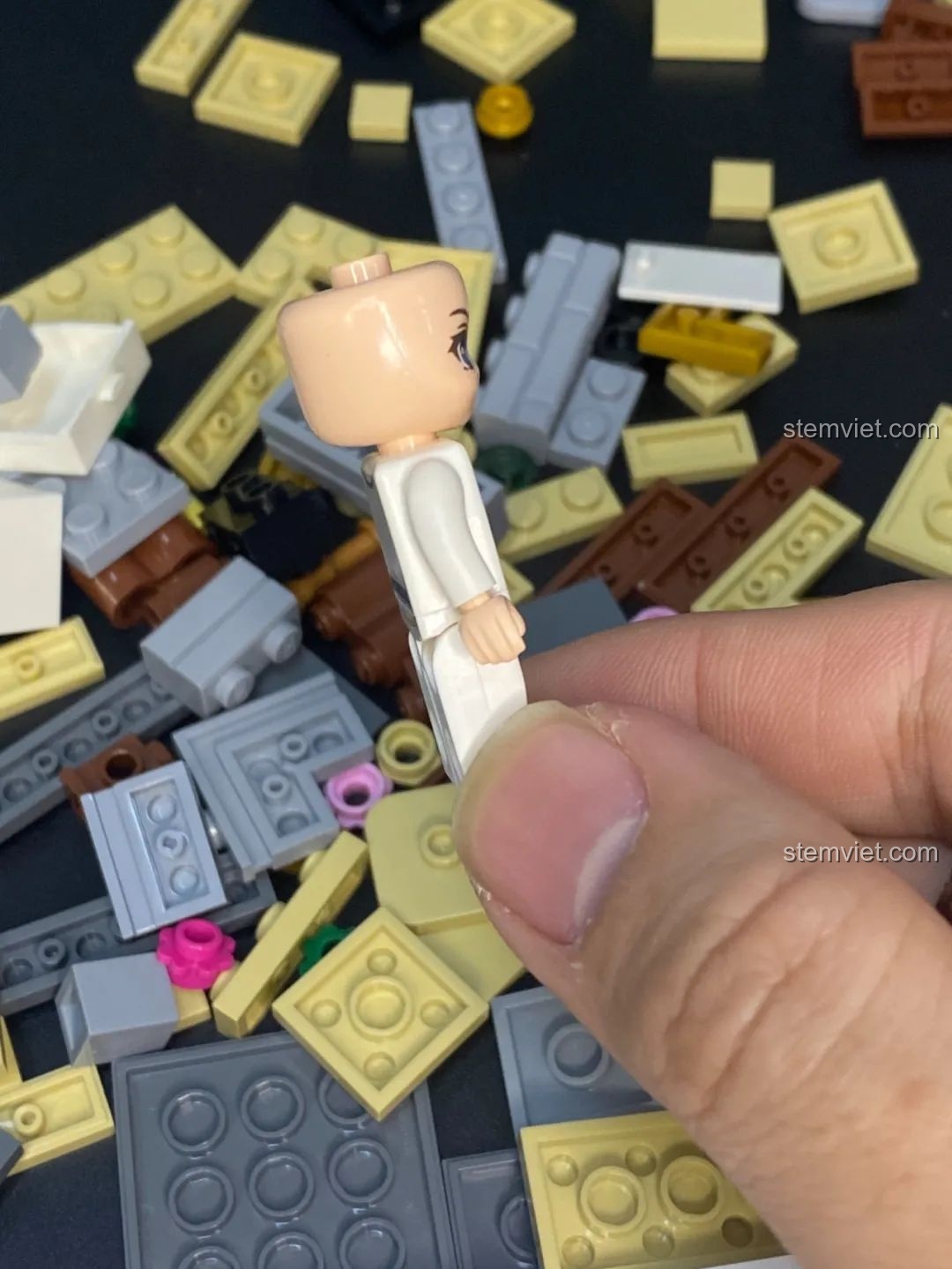 Góc nhìn bên cạnh của đầu nhân vật mini trong bộ lắp ghép Keeppley K18002 Phố Cổ Trung Hoa, cho thấy thiết kế độc đáo của hãng.