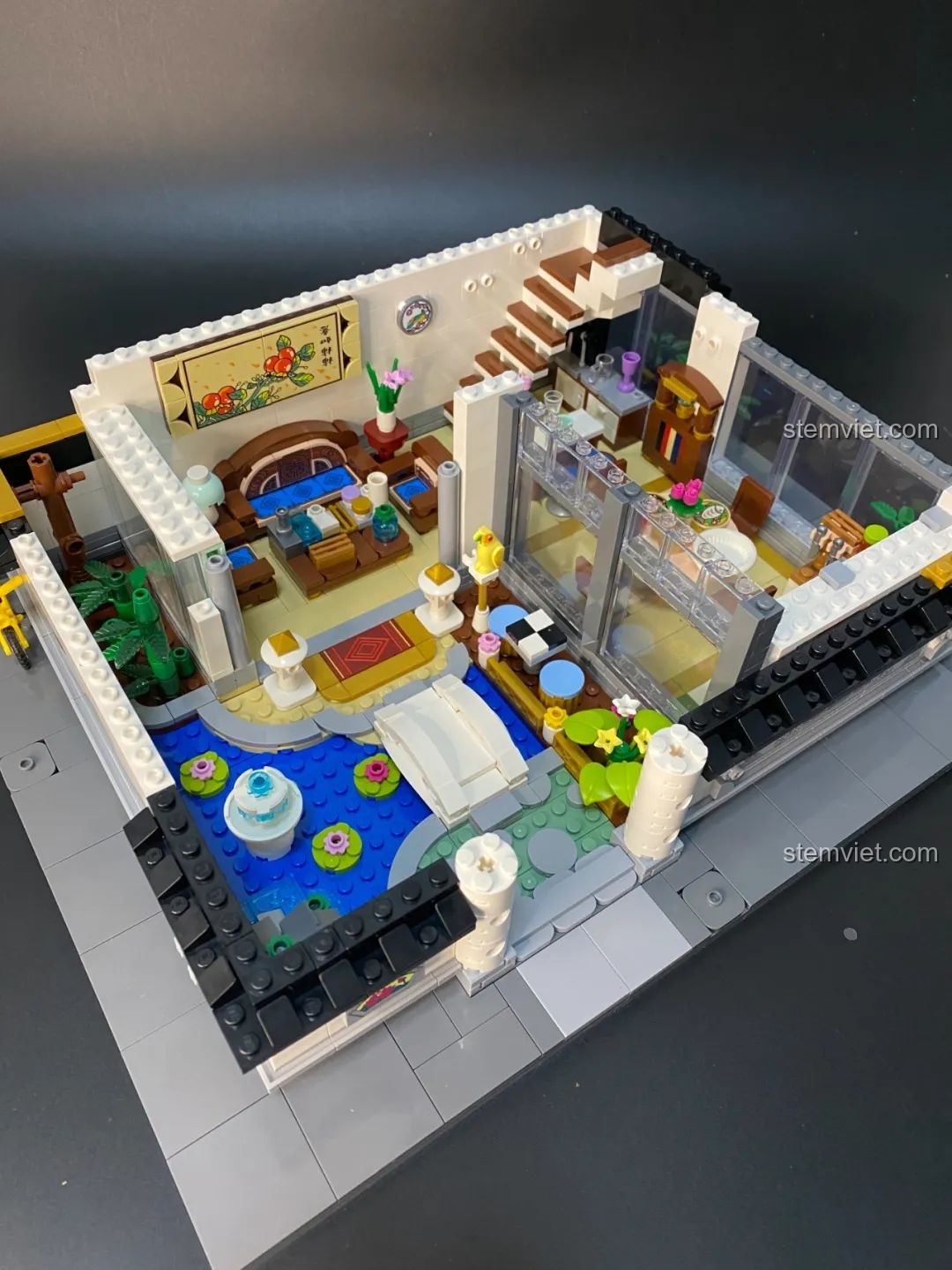 Tiếp tục lắp ráp các chi tiết nội thất tầng một của bộ lắp ghép Keeppley K18002 Phố Cổ Trung Hoa, bổ sung thêm sự phong phú.