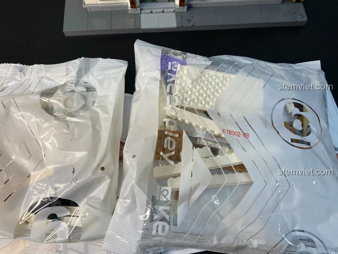 Nội thất tầng hai của bộ lắp ghép Keepppley K18002 Phố Cổ Trung Hoa đang dần hoàn thiện, với phòng ngủ và khu giải trí.