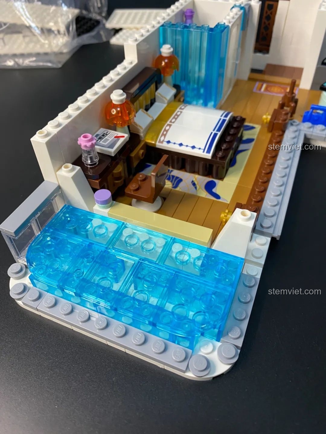 Nội thất tầng hai của bộ lắp ghép Keeppley K18002 Phố Cổ Trung Hoa đã hoàn thiện, với đầy đủ chi tiết và tiện nghi.