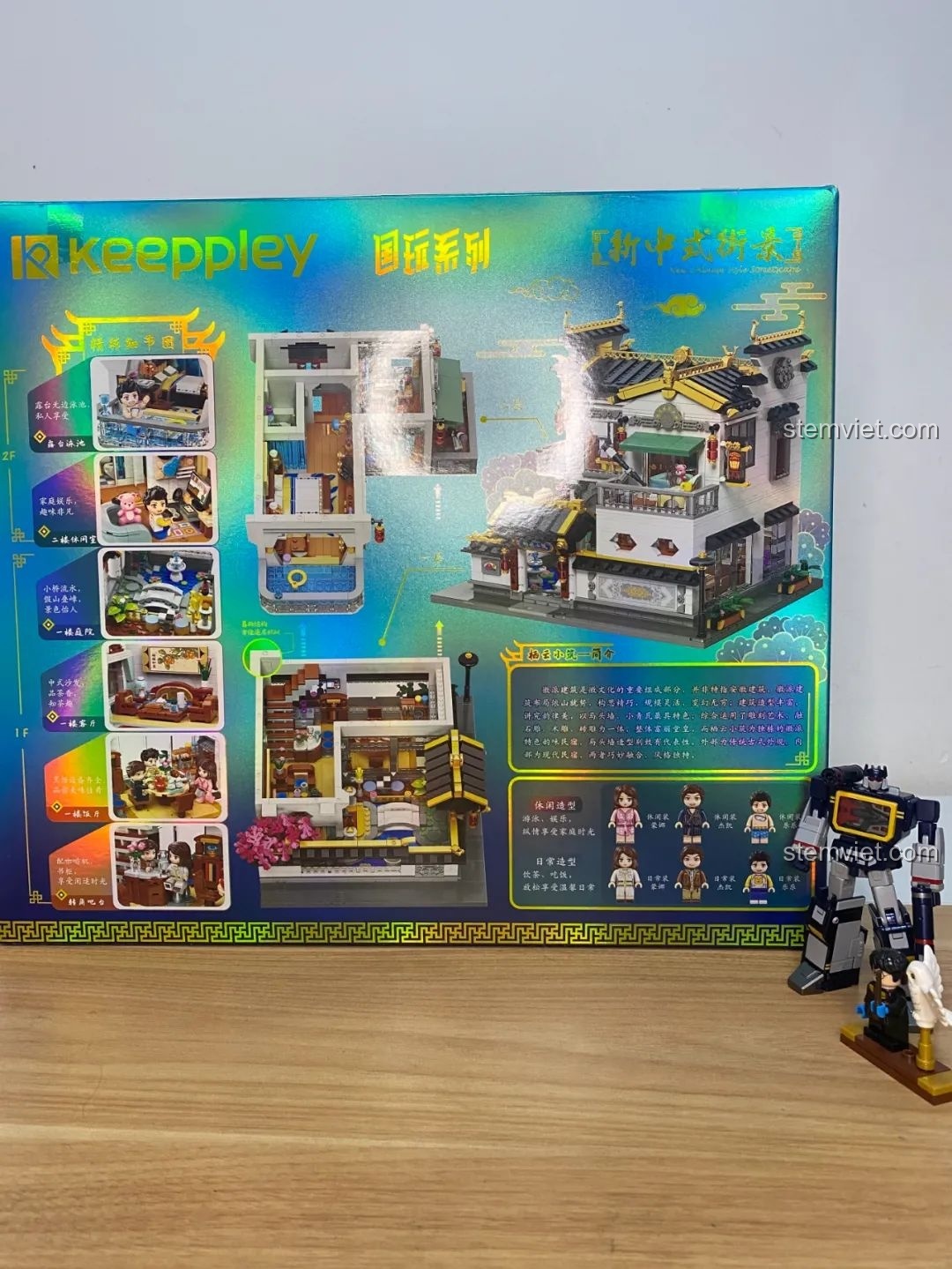 Mặt sau hộp bộ lắp ghép Keeppley K18002 Phố Cổ Trung Hoa, thể hiện chi tiết nội thất và các tính năng nổi bật của mô hình.