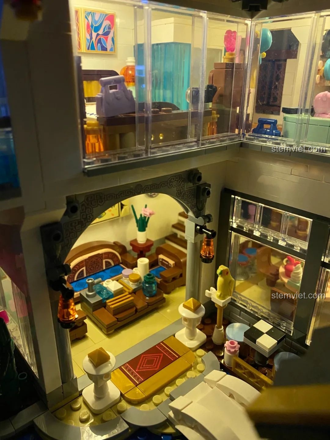 Phòng ăn của mô hình lắp ghép Keeppley K18002 Phố Cổ Trung Hoa trong đêm, ánh sáng làm nổi bật bàn ăn và chi tiết trang trí.