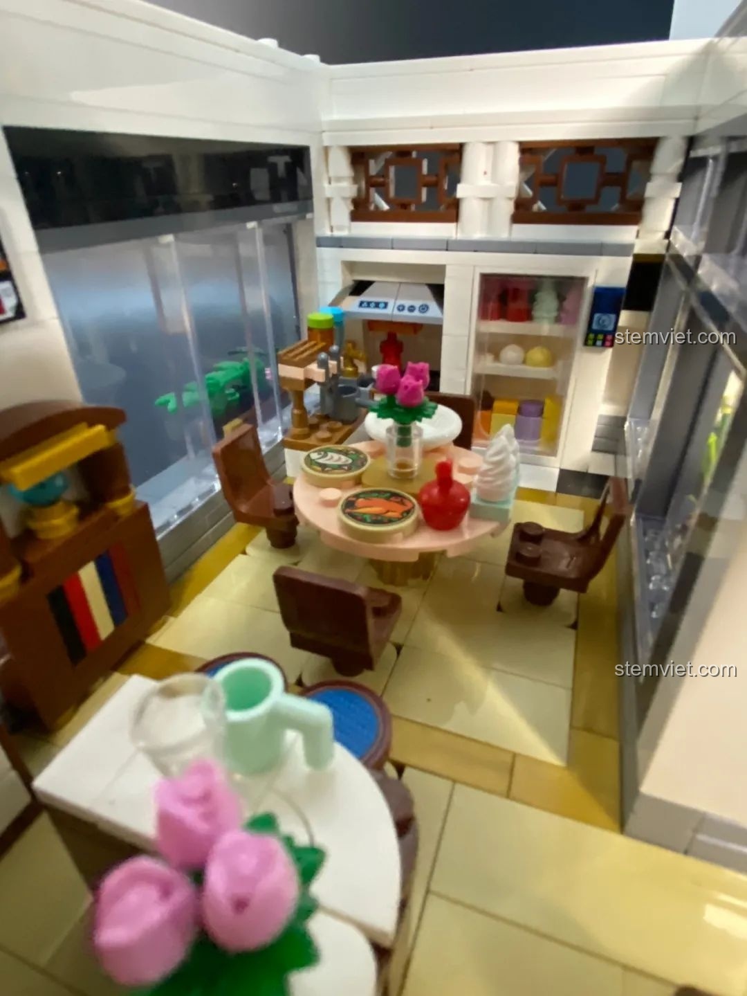 Góc nhìn khác của phòng ngủ chính trong mô hình lắp ghép Keeppley K18002 Phố Cổ Trung Hoa, với tủ quần áo và chi tiết trang trí.