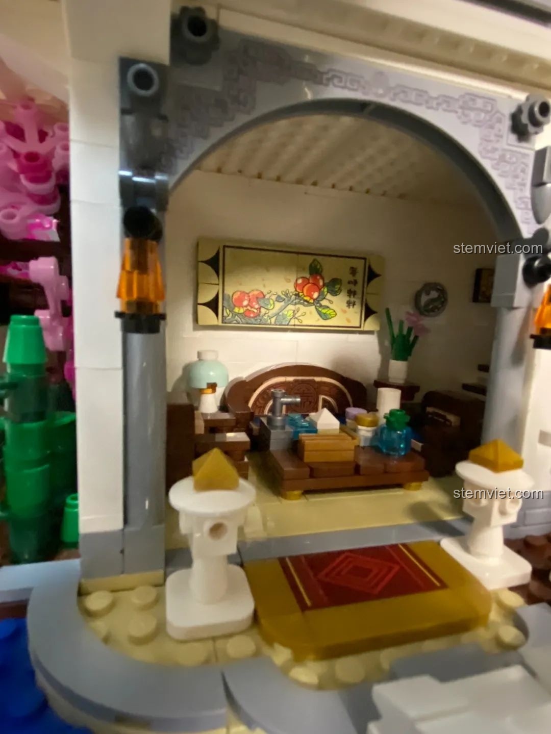 Phòng ngủ chính của mô hình lắp ghép Keeppley K18002 Phố Cổ Trung Hoa, nhìn từ hồ bơi vô cực, với giường lớn và cửa kính.