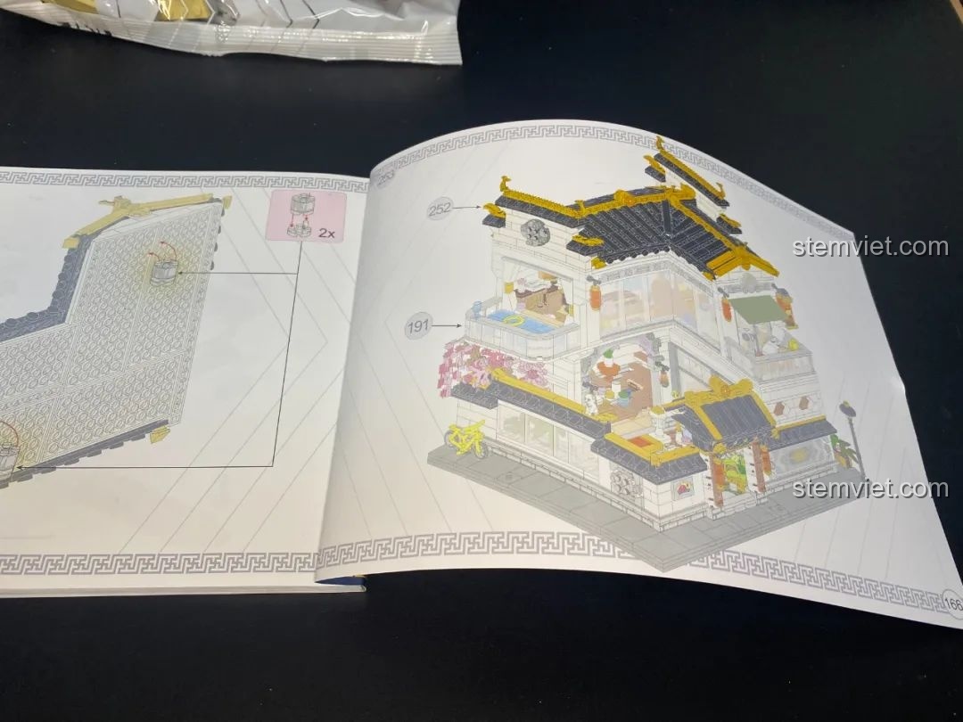 Sách hướng dẫn lắp ráp dày 166 trang của bộ Keeppley K18002 Phố Cổ Trung Hoa, với chất liệu giấy tốt, dễ dàng theo dõi các bước.