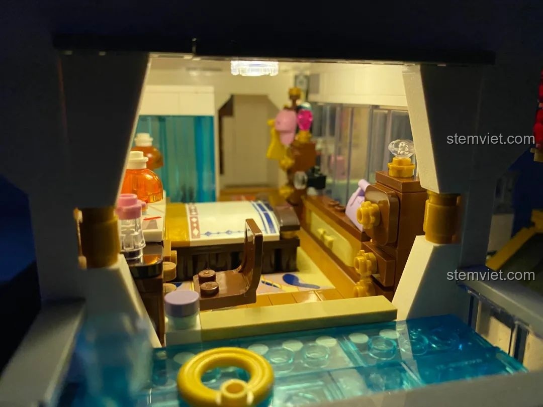 Khu vực sảnh tiếp khách của mô hình lắp ghép Keeppley K18002 Phố Cổ Trung Hoa trong đêm, ánh sáng làm nổi bật nội thất.